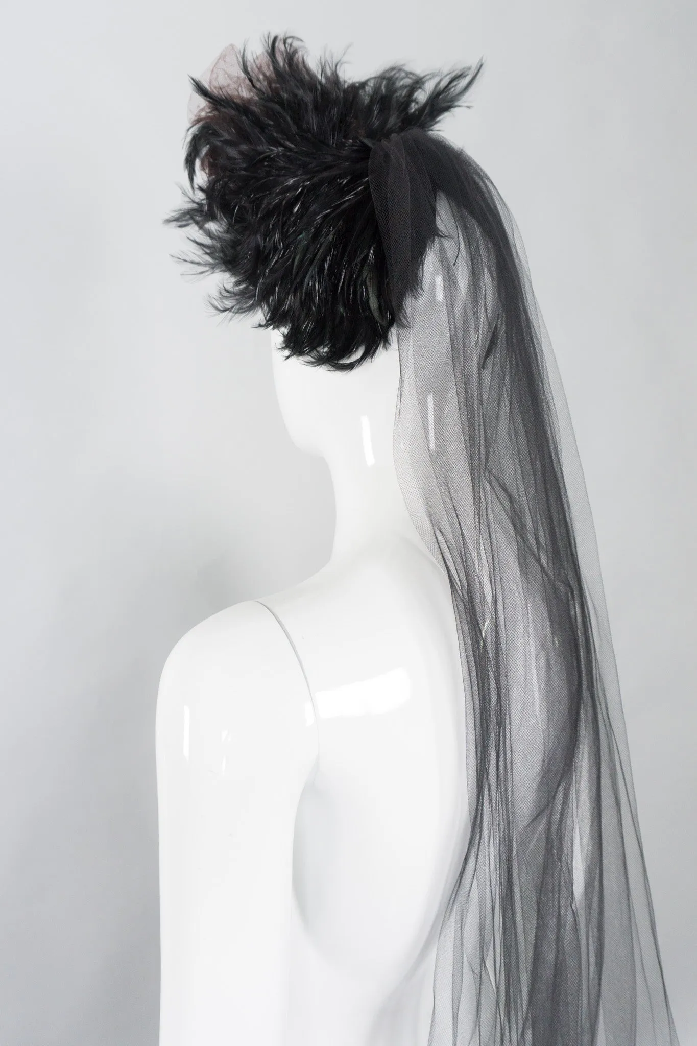 Feather Pouf Casque