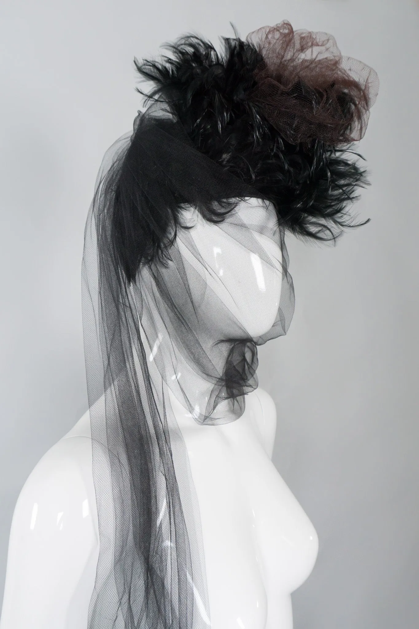 Feather Pouf Casque