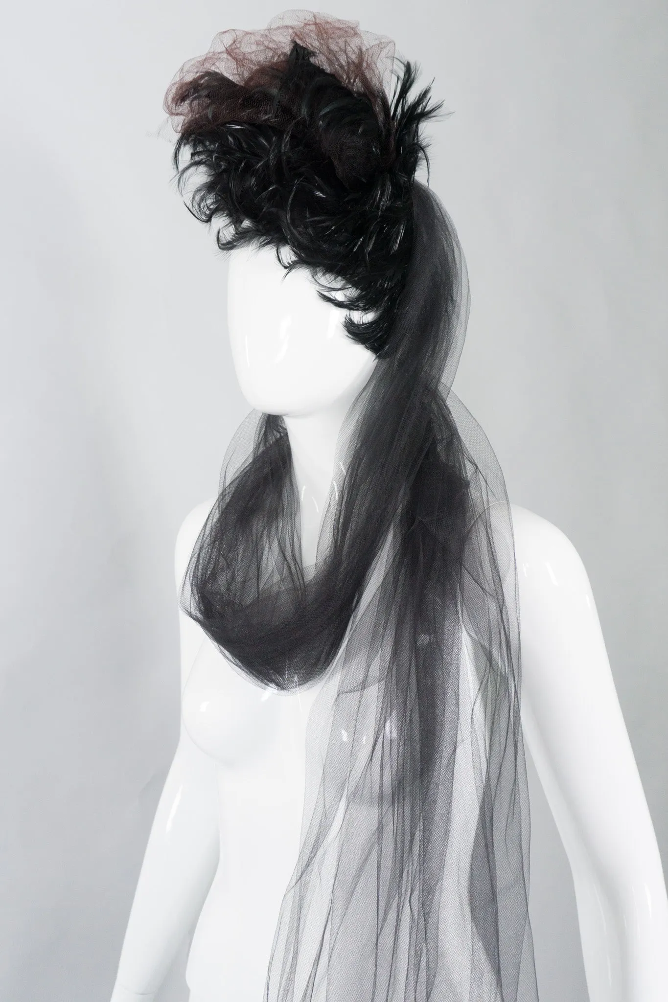 Feather Pouf Casque