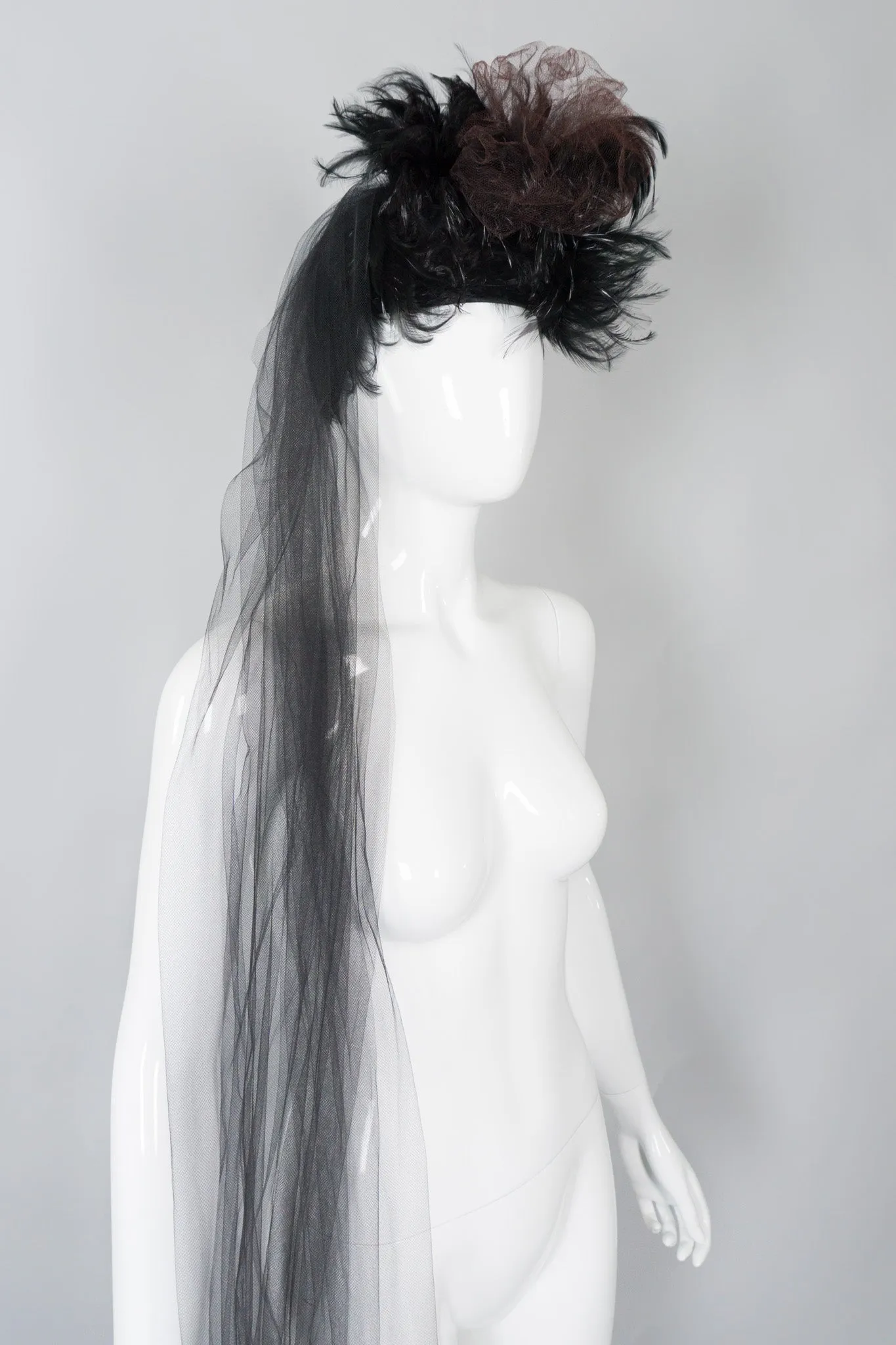 Feather Pouf Casque