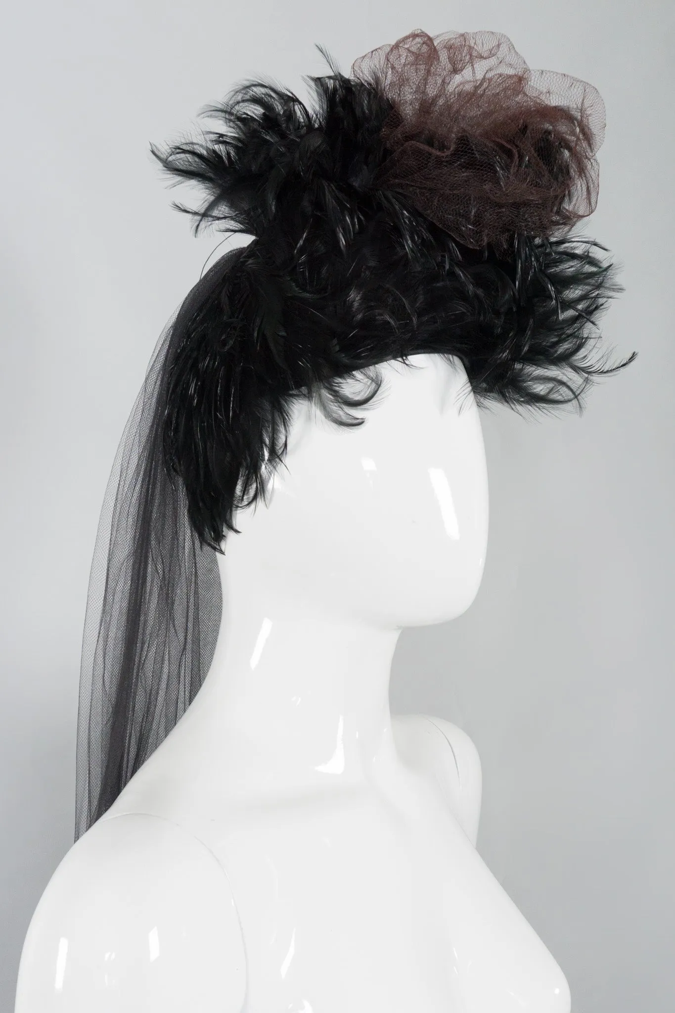 Feather Pouf Casque