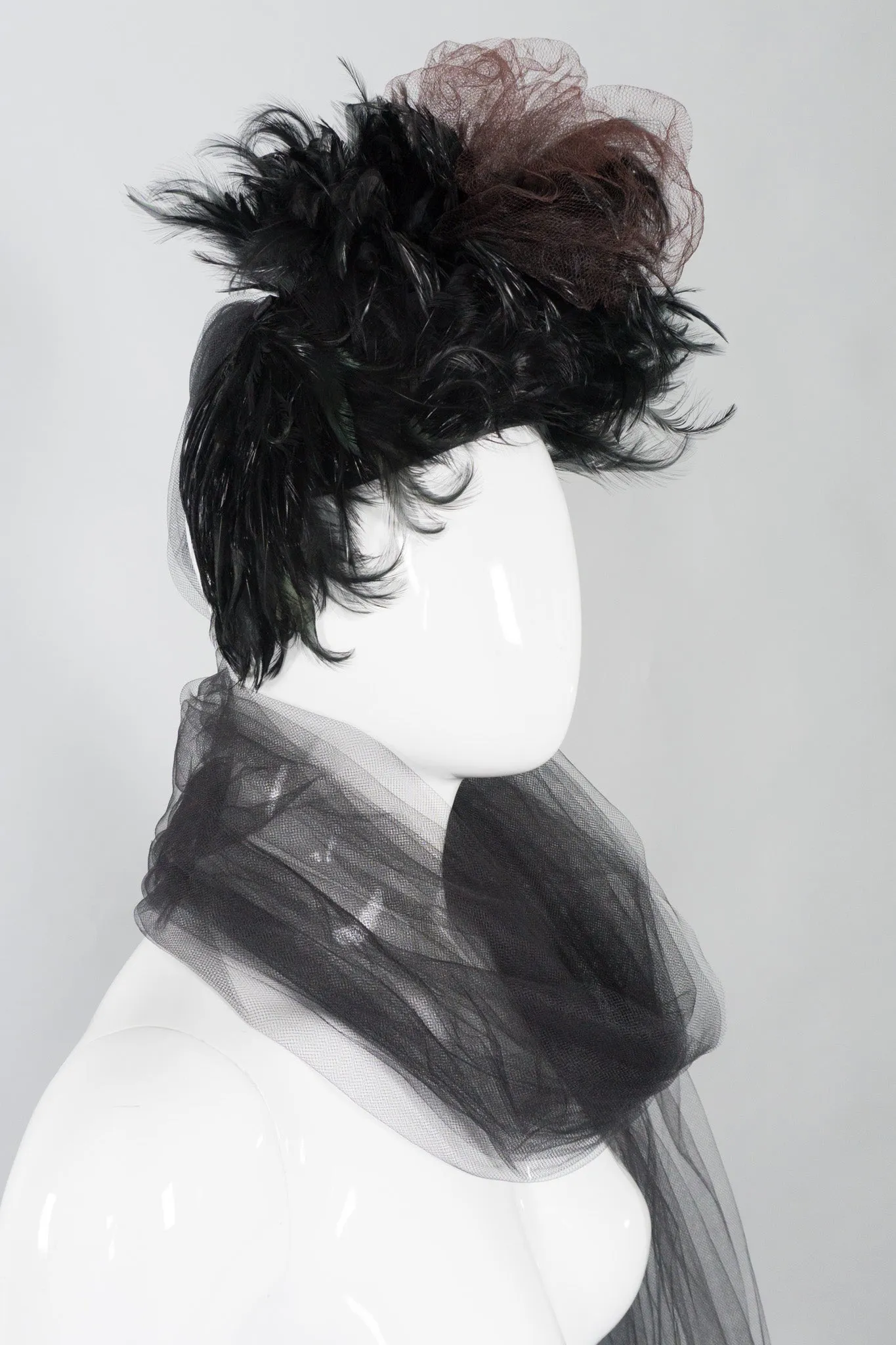 Feather Pouf Casque