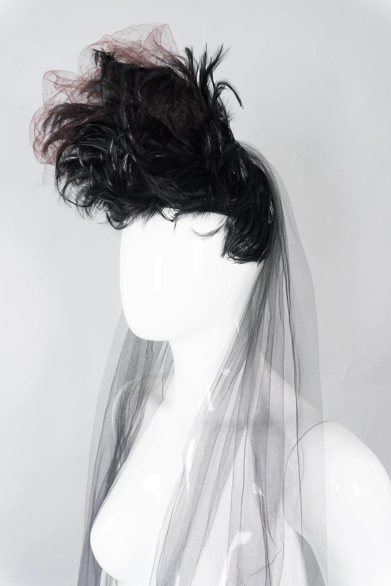 Feather Pouf Casque