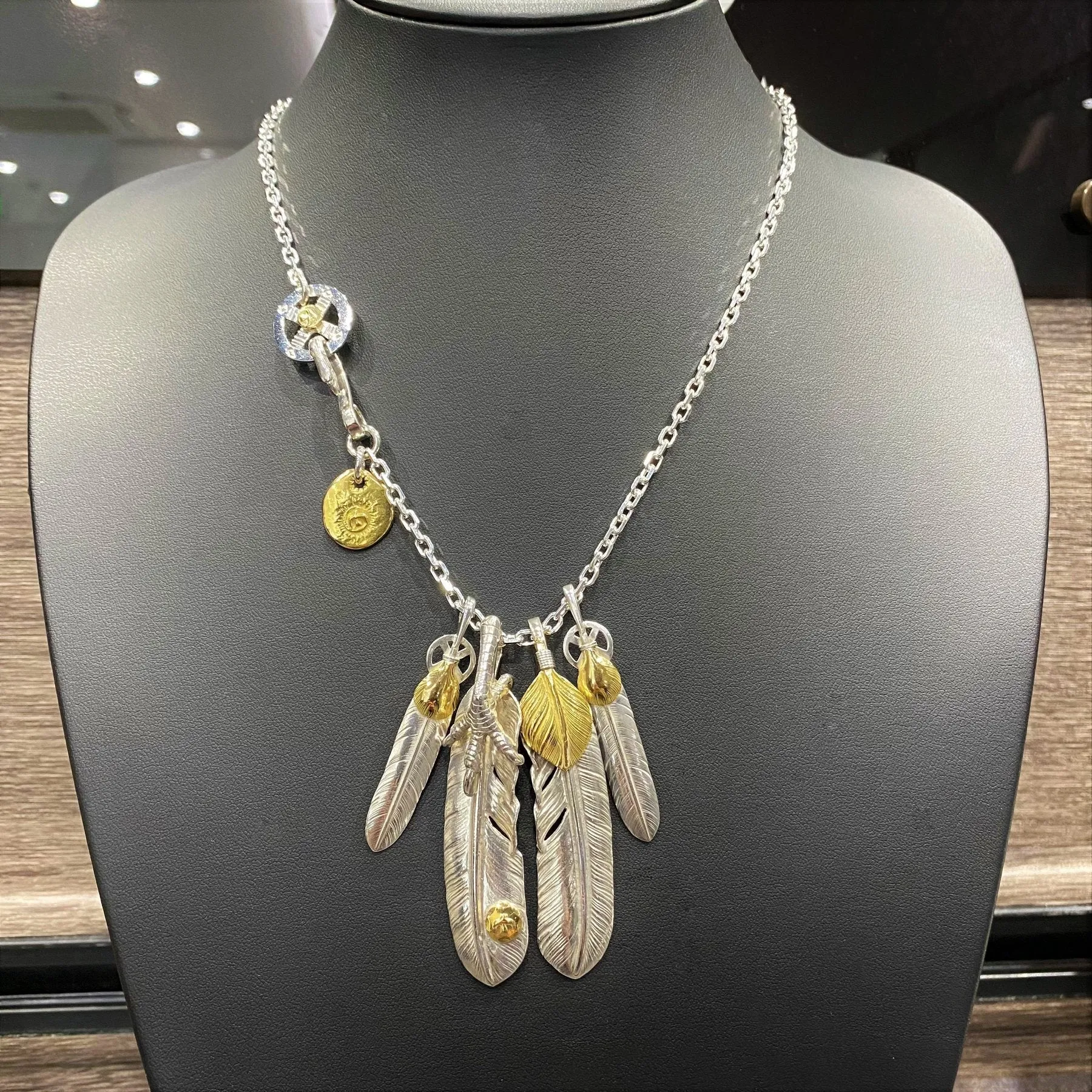 Goros Feather With Silver Claw (Left) (Xl) & Gold Top Feather (Right) (Xl) Setup