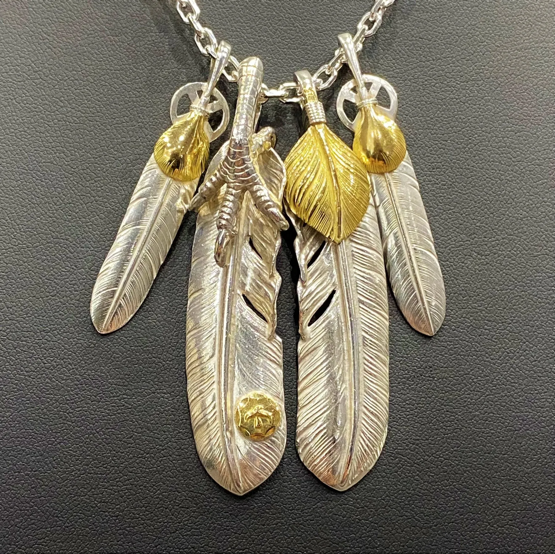 Goros Feather With Silver Claw (Left) (Xl) & Gold Top Feather (Right) (Xl) Setup