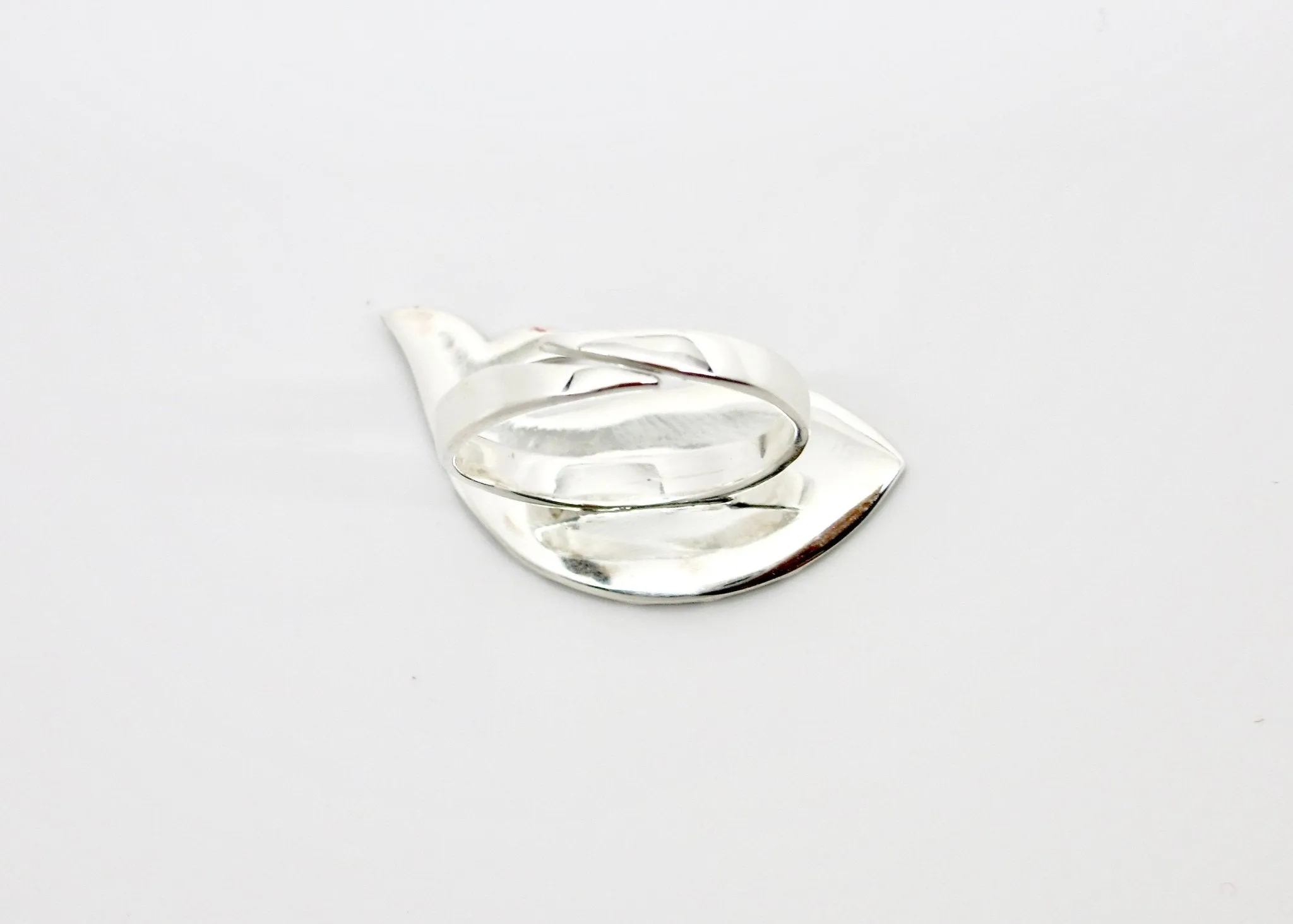 Playful 'mahi' (fish) statement ring